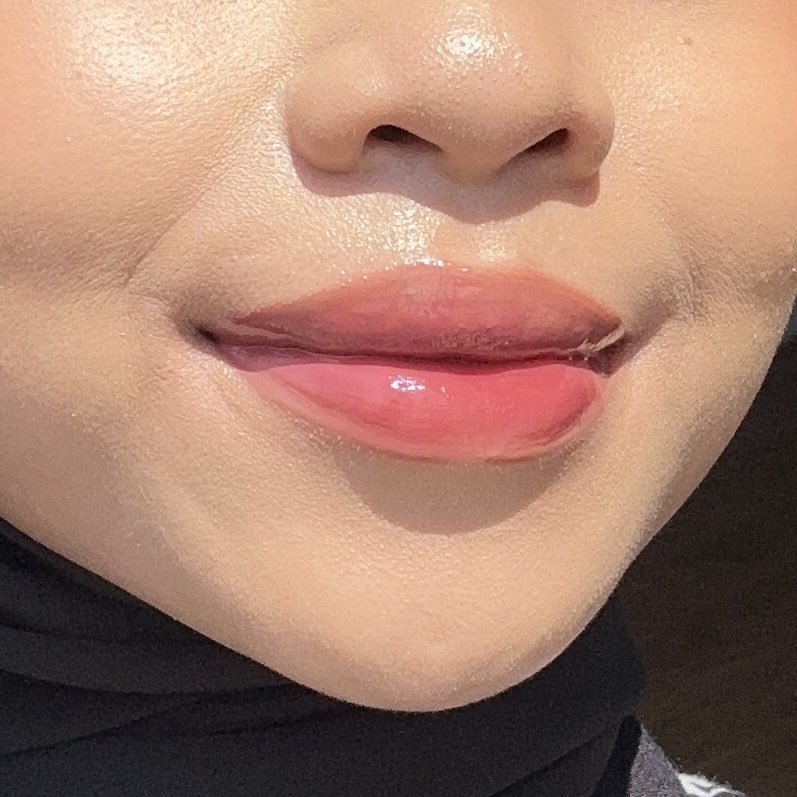Ombre lips hari ini sumpah cantikkkk banget!! Bibir jadi kelihatan plumpy dan sehat, ala my lips but better but make it juicy like a Korean lips🥹💗