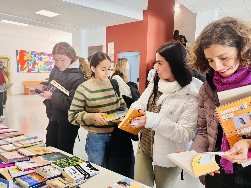 SANT JORDI AL QUADRADO: LA LLEGENDA QUE HA DURAT CINC DIES: Vet aquí unes persones que tenien un projecte de Dinamització lingüística, i per fer honor a la seva denominació es van plantejar una llegenda de dracs i roses, que fos dinàmica, però tan dinàmica com ho pot ser la…