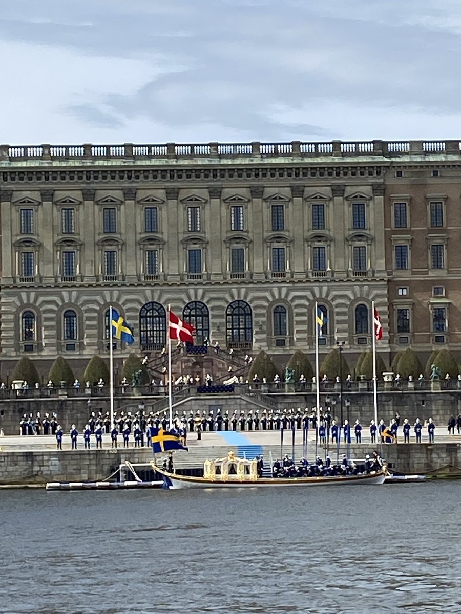 Japp detta var en välsignad dag att få se den Danska monarken komma hit på statsbesök. Vi kan snacka skit om danskarna hur mycket vi vill men vi är fortfarande grannar och håller ihop. : )