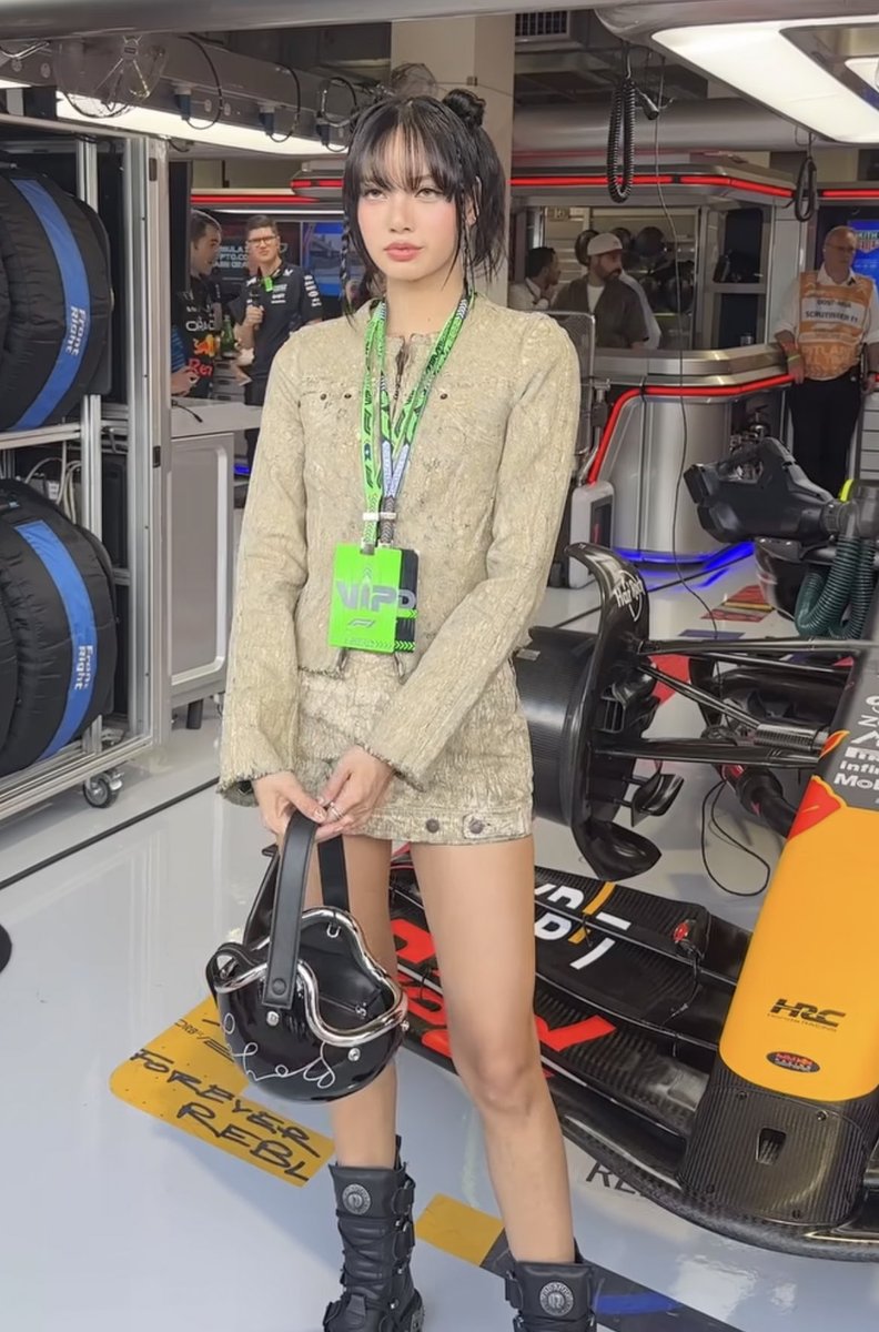 Still Not Over #Lisa & Her Helmet Bag At The #miamiGP 🏎️❤️

#LALISA #LISA #BLACKPINK #Blink @ygofficialblink @BBU_BLACKPINK @BLACKPINKGLOBAL @BLACKPINKBRASIL @lalisabrasil @Lsglobal_ @PortalLalisa @BLACKPINKIndia @BLACKPINKIND1