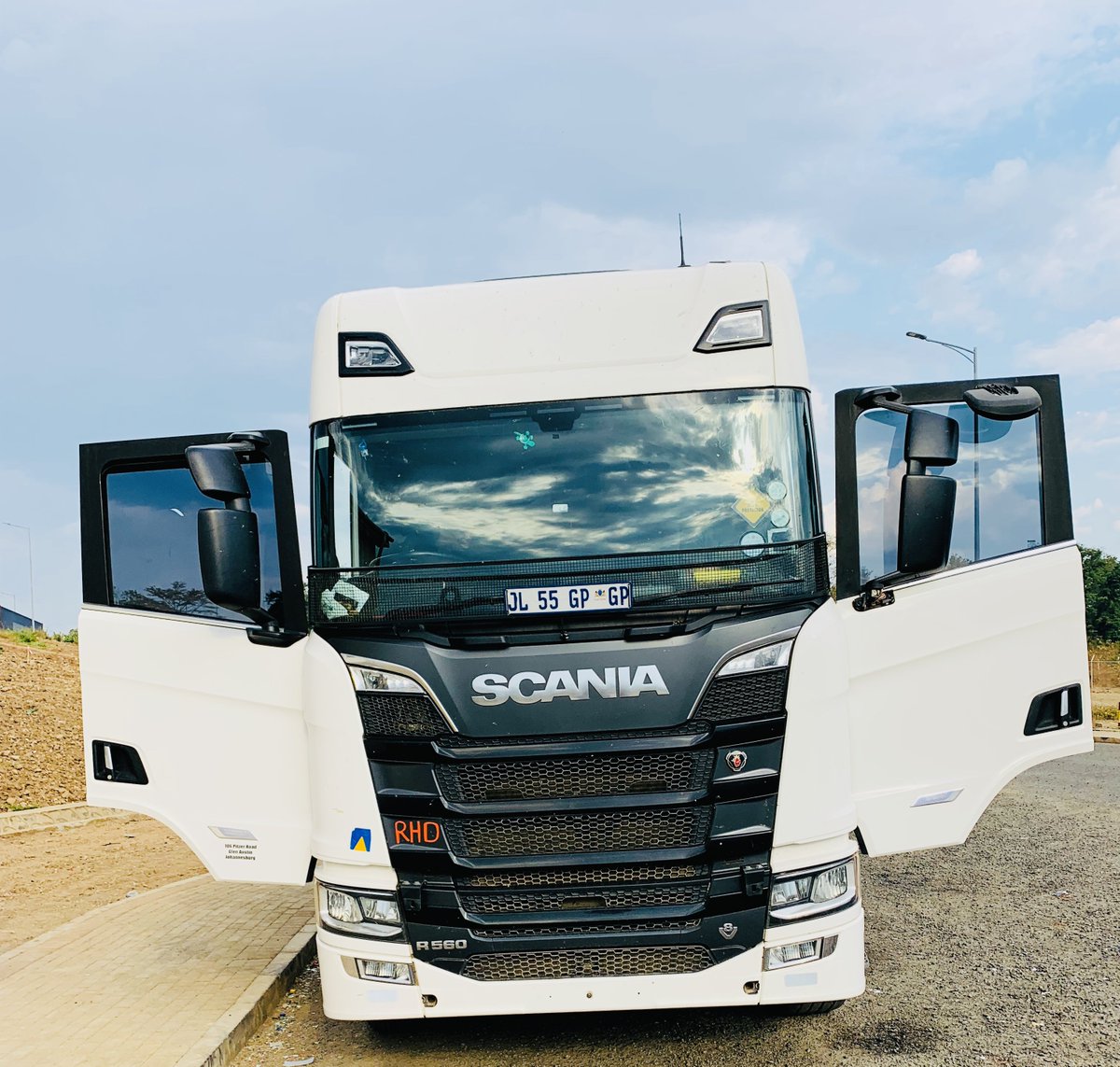 Scania R series 

560 HP(ZA)

Powered by V8 Engine 16,000Cc

Hii chuma inabeba drums za Ethanol toka ZA to Mbeya Zile milima za Tukuyu inakwea kama inashuka moto mzito mgongoni na 37.