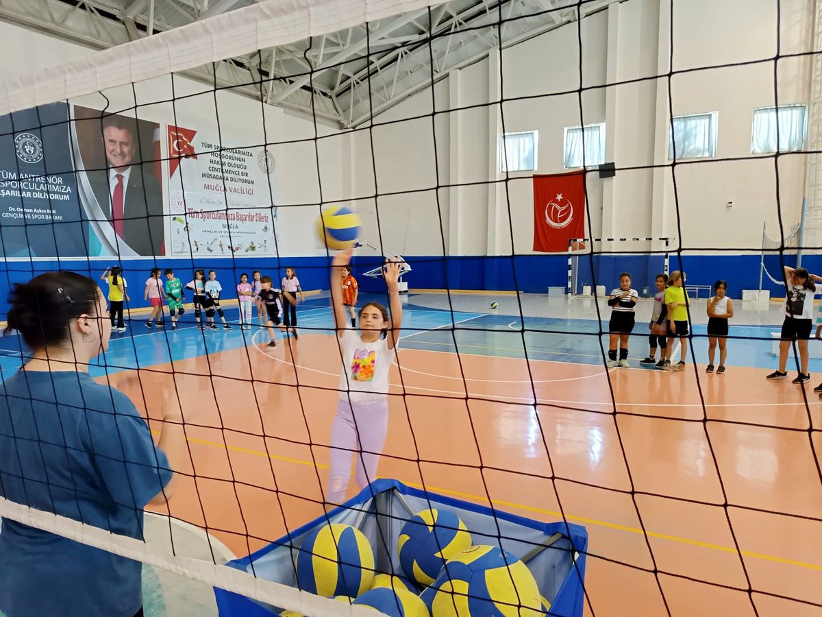 Gsb Spor Okulları Voleybol kurslarımız ile tanışmadınız mı ? Üstelik Ücretsiz O zaman 13 İlçe Müdürlüğümüze bekliyoruz. Voleybol 🏐 📍Seydikemer 📍Yatağan 📍Köyceğiz #2024yılıhareketlilikyılı