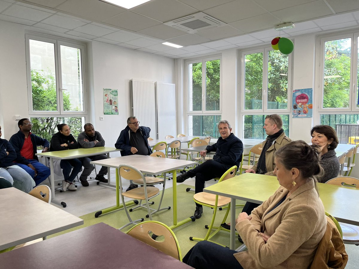 Ce matin, @JCFromantin, maire de Neuilly, s’est rendu au groupe scolaire Charcot dans le cadre de ses visites mensuelles dans les écoles de la Ville : des échanges conviviaux et fructueux avec les équipes éducatives, les personnels municipaux et les petits Neuilléens.