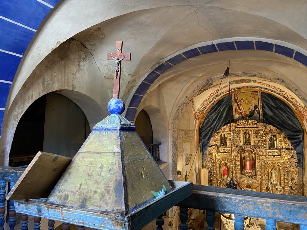 Mireu quina meravella, l’església de Sant Pere de Jou (Guingueta d’Àneu): un barroc popular deliciós que s’ha mantingut intacte, aturat en el temps, encapsulat. I jo que em pregunto: és possible restaurar-la sense carregar-s’ho tot? Urgeix preservar aquesta joia del barroc.