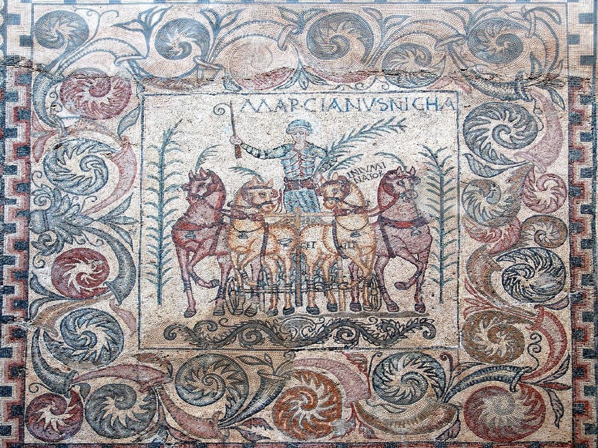 #MosaicMonday - A detail from the Mosaic of the Aurigas, Mérida: ca. 4th Century AD. The panel focusses upon the victorious charioteer Marcianus and his lead horse, 'Illuminator'. #Roman #Art 

Image: Museo Nacional de Arte Romano, Mérida (CE26389). Link - ceres.mcu.es/pages/Main?idt…