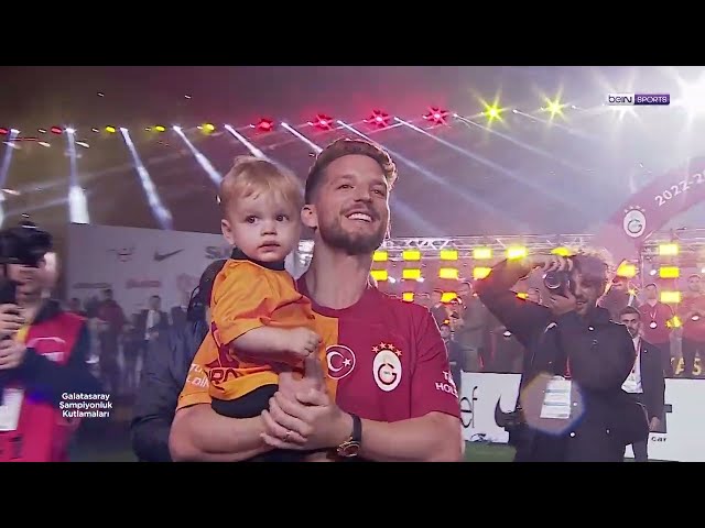 Happy Birthday To You,Dries!İ wish you all ,what anyone can wish-health,happiness,chance for you and for your family.We love you and ve love so much Ciro baby,stay with us.🎂🎁🎊🎉🎈🌹💛❤️