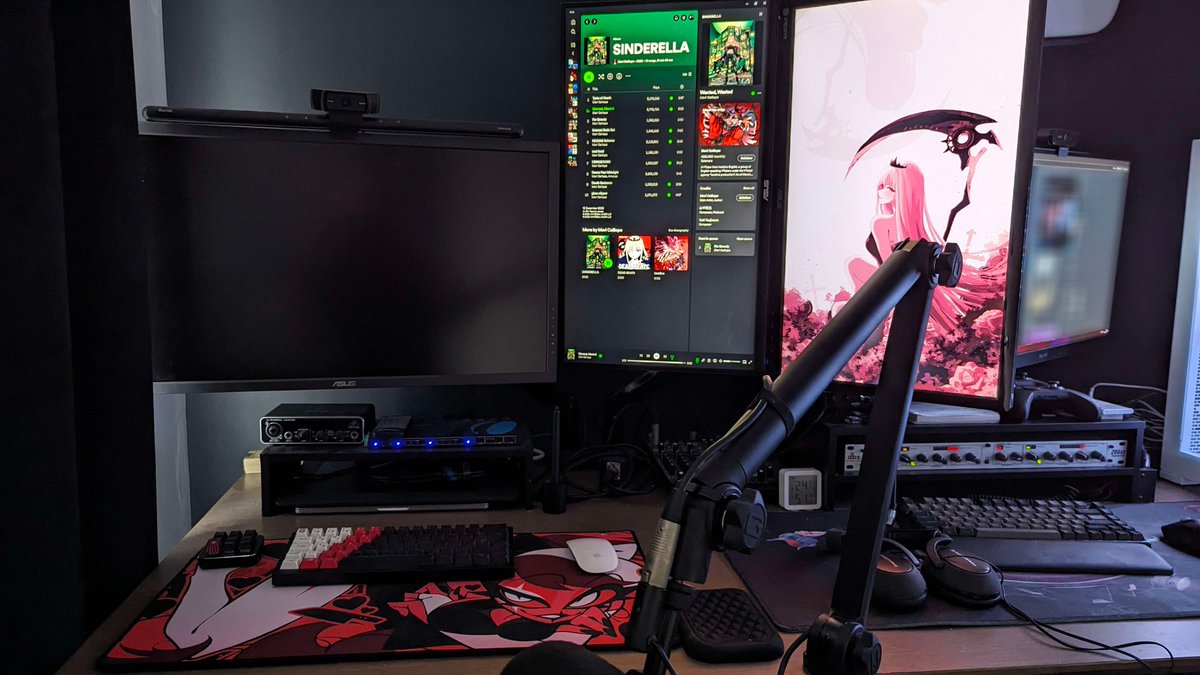 #PCalliMori My Left: Work, Right: Play, standing desk setup. This was my first time doing hardtube watercooling 🩶