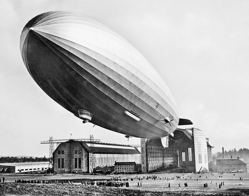 #OTD in 1937 the German airship #Hindenburg, the largest dirigible ever built, exploded as it arrives in Lakehurst, New Jersey. 36 people died in the fiery accident that has since become iconic, in part because of the live radio broadcast of the disaster: buff.ly/3UrC5uO
