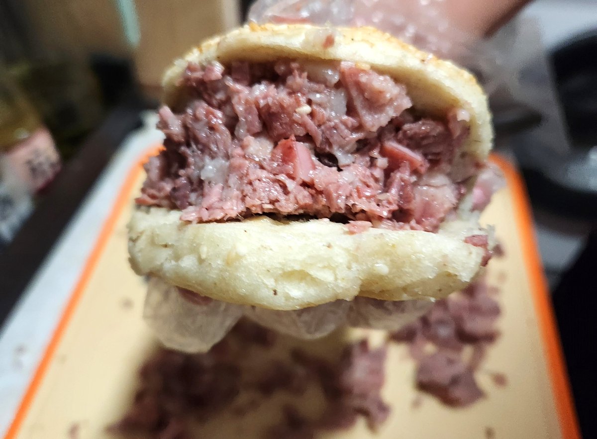LetChinese's tweet image. #Baoding&apos;s must-try delicacy is the Donkey #burger! 🥙 Juicy donkey meat wrapped in a crispy pastry. Experience the unique flavors of this local specialty while wandering through Baoding&apos;s bustling streets. Which one of these two photos do you think is the burger I made myself?😁