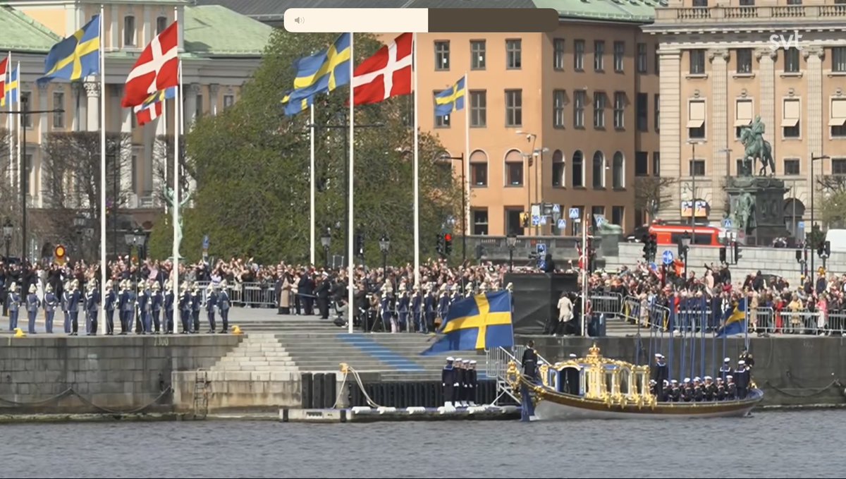 Glad att vår utryckning hördes i SVT:s sändning och den danske kungen såg extra glad ut när vi passerade korsningen vid Strömbron med fulla kompressorsirener! 👑🔥🚒 #statsbesök #brandingenjör