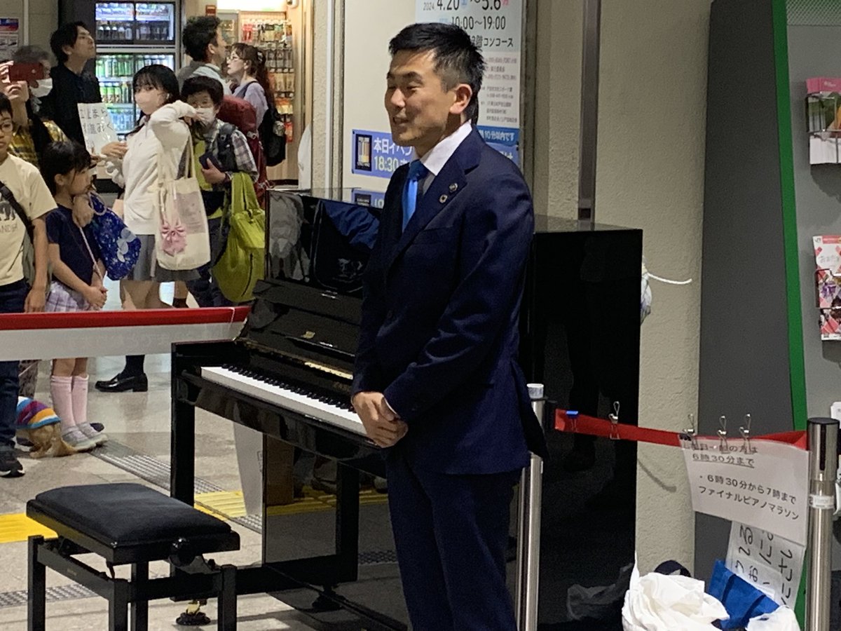 戸田公園駅ストリートピアノの演奏を終了し、イベントに移ります

戸田市長からの挨拶で、演奏者の人数

1904

ギャラリーの人数
10894人

とのことです❗️