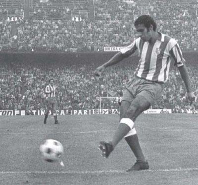 🎂 ¡Felices 76, Eusebio Bejarano! El defensa pacense disputó 284 partidos como rojiblanco entre 1968 y 1979 y conquistó tres Ligas, dos Copas y la Intercontinental. ¡Disfruta de tu día! 🎊