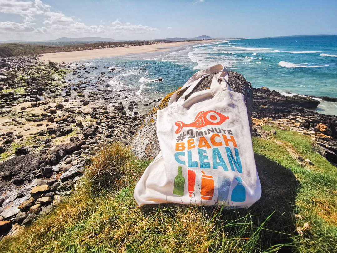 Spending time outdoors this Bank Holiday Monday? Spare 2 minutes to make a difference with a #2minuteBeachClean! Find out more: cleancoasts.org/our-initiative… #GlantachánTrá2Nóiméad #CleanCoasts