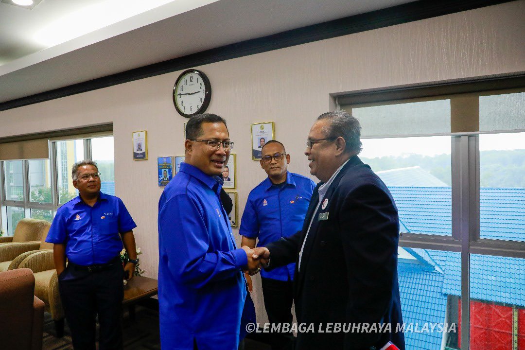 Hari ini LLM yang diketuai oleh YBhg. Dato’ Ir. Sazali bin Harun, Ketua Pengarah telah menerima kunjungan delegasi Datuk Bandar Petaling Jaya. Kunjungan hormat ini bagi membincangkan beberapa isu melibatkan lebuh raya di Petaling Jaya.