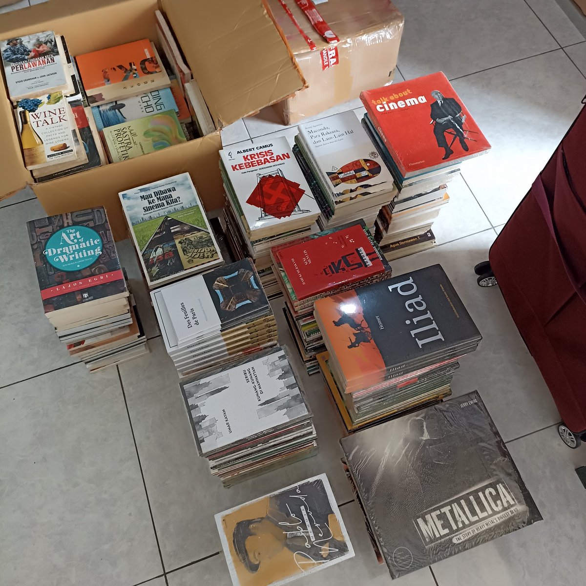 Hi, teman-teman. Karena sekarang udah enggak aktif berjualan, aku mau jual murah sisa buku dari stok saat masih aktif berjualan sebelumnya.

Kalau lewat di TL kamu, bantu RT &amp; like, ya. Terima kasih 🐾