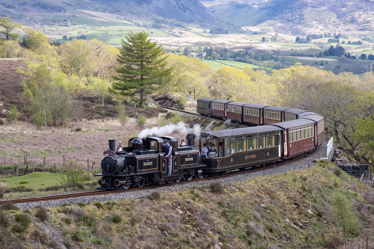 While I was working yesterday, Mr Parry was out and about with @festrail and took this fabulous shot of the Mountain Spirit at Dduallt