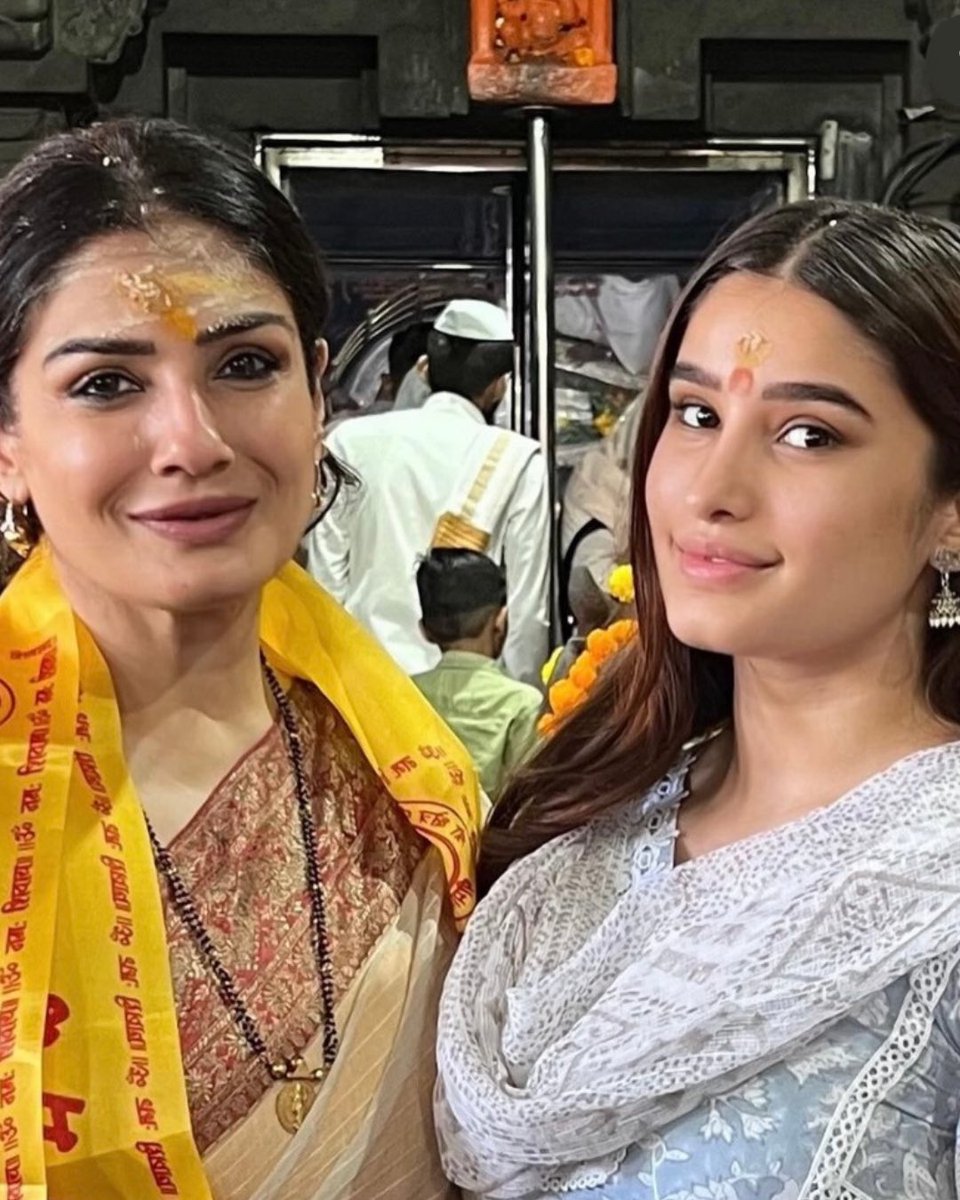 #RaveenaTandon and her daughter #RashaThadani visit a temple! ✨