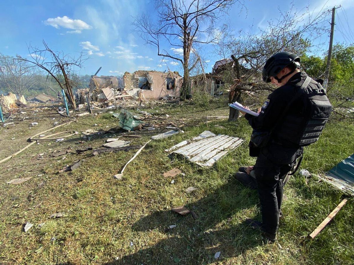 ❗️Russian forces destroyed an entire street in a village in the #Kharkiv region with a single aerial bomb. Authorities report 88-year-old woman died in the strike. 📷: Kharkiv police