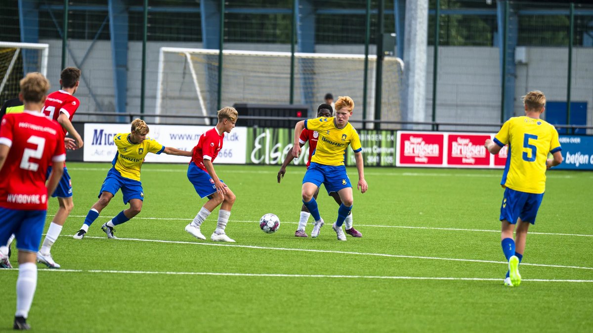 U17 slog Vejle Boldklub med 9-1 i weekenden 🌟

Her sørgede Jacob Ambæk for fem kasser og to assists i U17-sejren, mens også U15 tog alle tre point og en topplacering, da de vandt med 4-1.

Læs mere om kampene: brondby.com/nyheder/herrer…