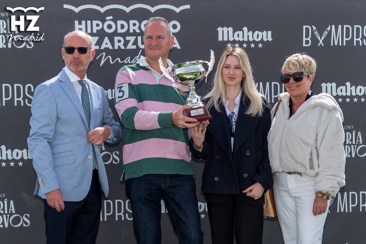 VAMOS NIÑO (First Eleven) fue el ganador del Premio Primer Paso del domingo 5 de mayo. Enhorabuena a la Cuadra Caño Quebrado, al preparador @JLopezEntrena y al jockey @jgelabertb. Entregó el trofeo D. David Burns, Representante Europeo de Irish Thoroughbred Marketing. 🏆🏇