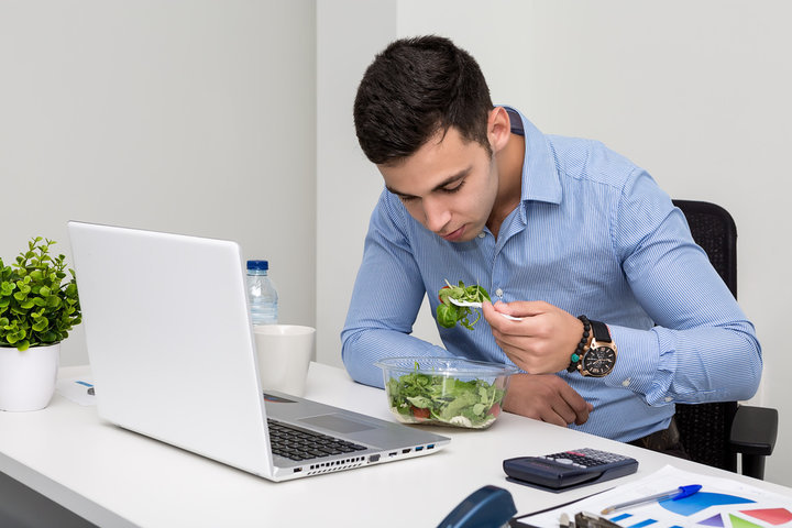 [#Enquête] Découvrez comment le déjeuner des actifs français évolue ! 🍲

Pour le savoir, lisez l'article complet dans FRANCE SNACKING Le Mag de l'alimentation rapide et fast casual :

👉🏻 bit.ly/3y3644x

#restauration #Déjeuner #Télétravail #TitresRestaurant