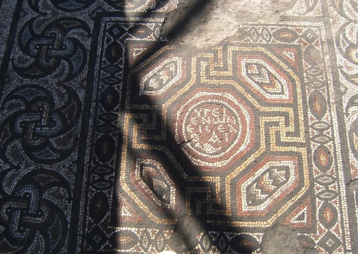 Early Byzantine mosaic from Kayseri, Turkey features Solomon's Knot in abundance. The Greek writing reads something like: 'Enter, if you are healthy.' #MosaicMonday