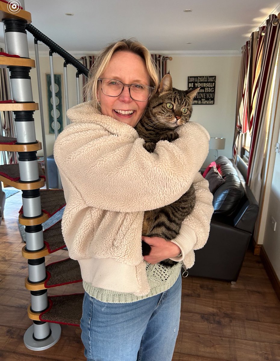 A good bye cuddle from Felix retreat cat 😻 #lincolncityholiday #pullupandstay #LincsConnect #holidayhomelincoln #Retreat2024 #breakaway