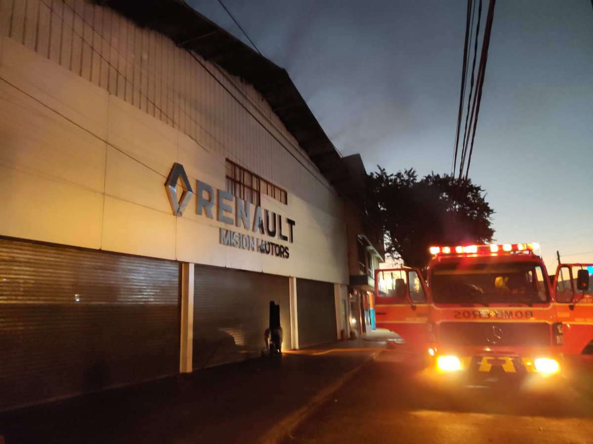 #Eldorado Incendio en una concesionaria de autos. 
Varios vehículos incendiados,  acuden al lugar dotaciones de Bomberos 🚒 Voluntarios!