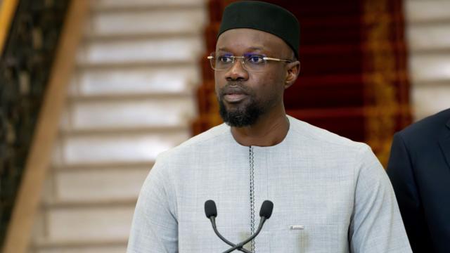 #Senegal Pour éviter de cumuler de poste et de saigner les contribuables sénégalais, le Premier ministre Ousmane Sonko a décidé de démissionner de son poste de maire de Ziguinchor. L'exemple du 'leadership serviteur'.