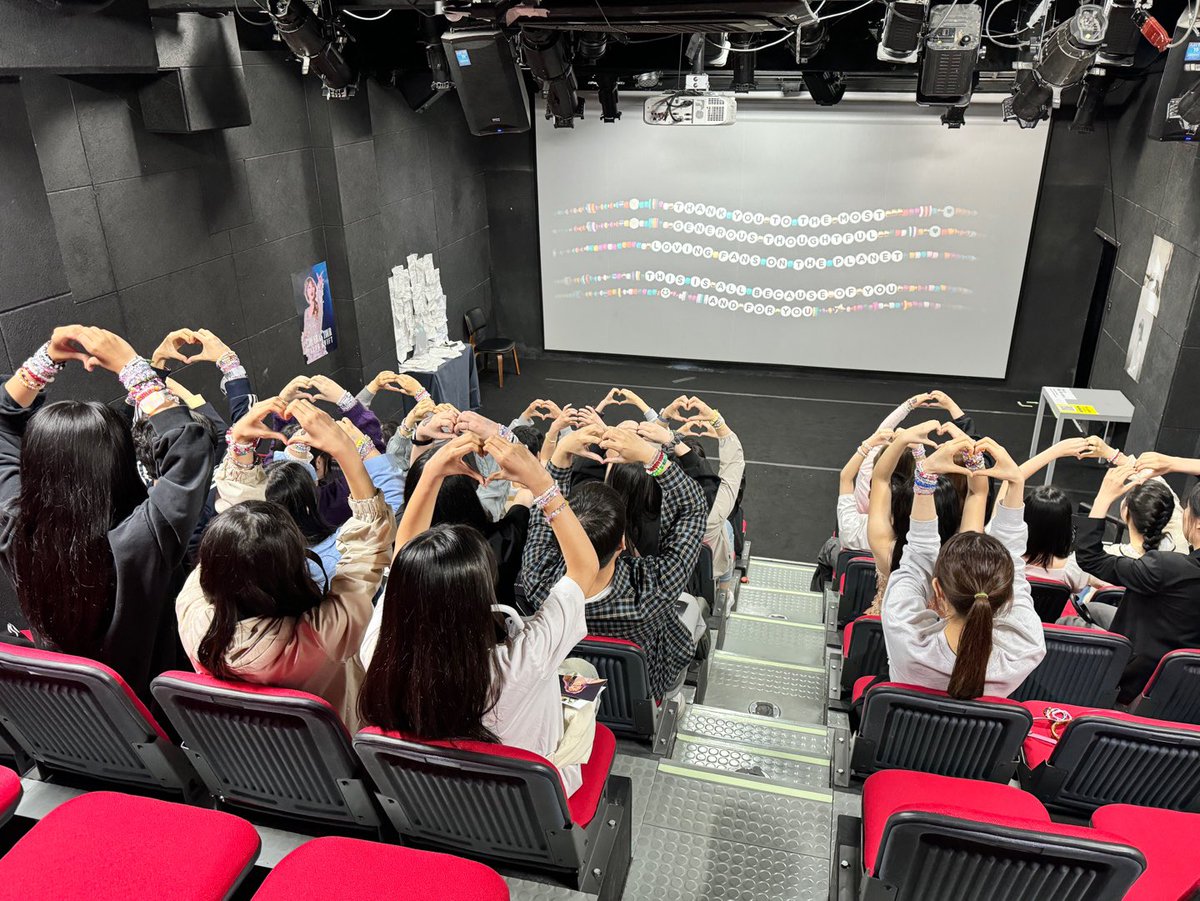 tayblue1989's tweet photo. 오랜만에 리스닝 파티 참석🖋️🤍 즐거웠던 하루였다🫶 https://t.co/ypEFSpmPcp