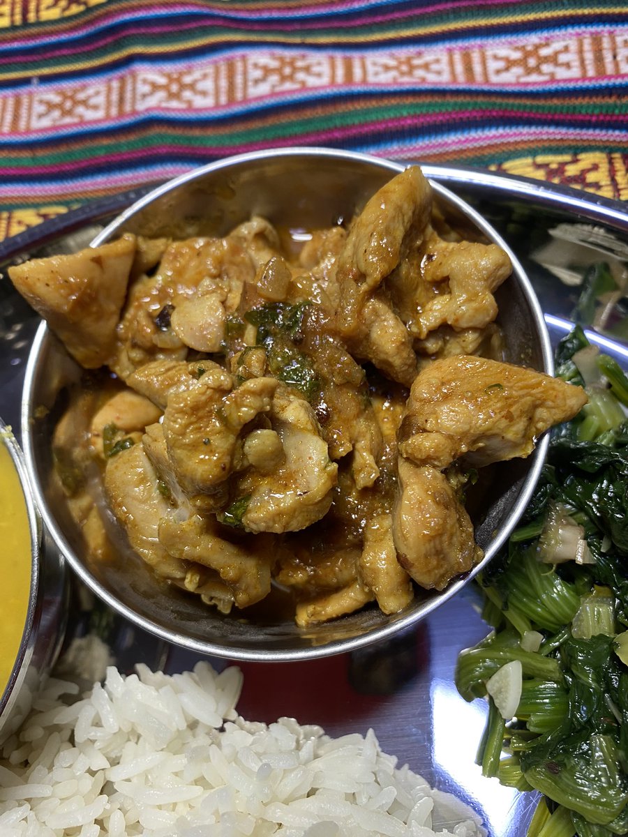 ダイコンのアツァールが出来上がったので、味見も兼ねてダルバートを作った。
Khaade ko mula Achaar
Pahelo Moong ko Daal
Kukhura ko masu
Paalungo ko Saag Tarkaari
bhaat
ダイコンは問題なく発酵してていい感じ。
レシピは鶏肉以外は全て、名著Taste of Nepal