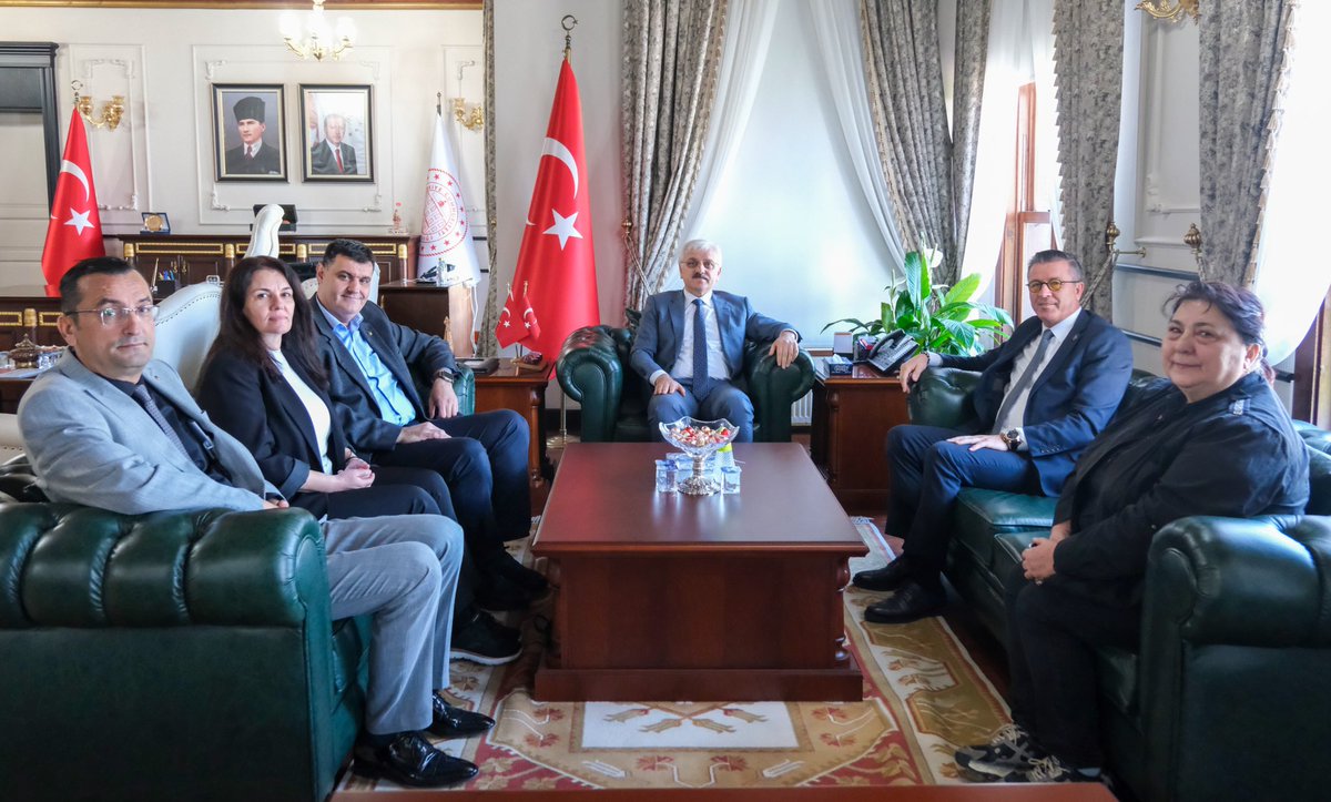 Bolu Ticaret ve Sanayi Odası Yönetim Kurulu Başkanı Abdullah Alemdar ile beraberindeki heyet Valimiz Sayın @Erkan_Kilic14’ı makamında ziyaret ettiler.