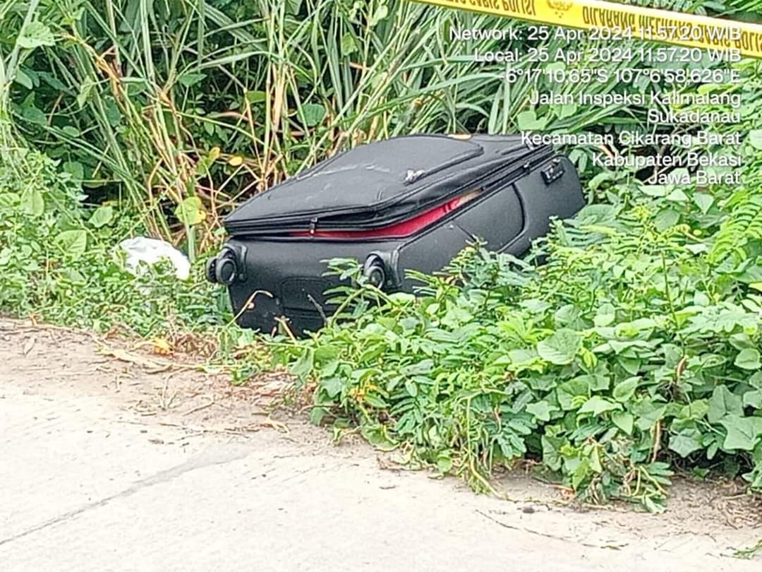 creepylogy_'s tweet image. –Dua mayat dalam koper dalam sepekan– 

Ahmad Arif Ridwan Nuwloh (29) membunuh RM (50) karena kesal korban terus mendesak minta dikawini. Arif kemudian menjejalkan korban ke dalam koper, lalu bersama adiknya, Tofik, membuang mayat tersebut di pinggir Jalan Inspeksi Kalimalang,…