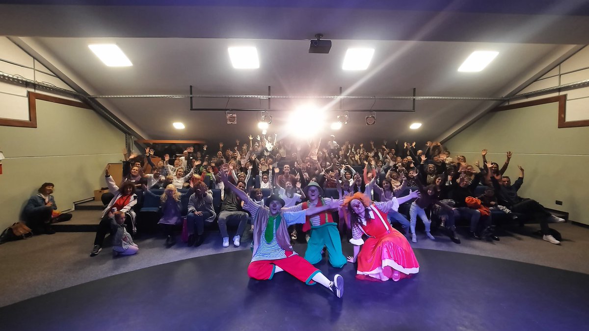 #PayasoDeOz en dos funciones para sacarse el sombrero de Mago, a pesar de los tiburones M