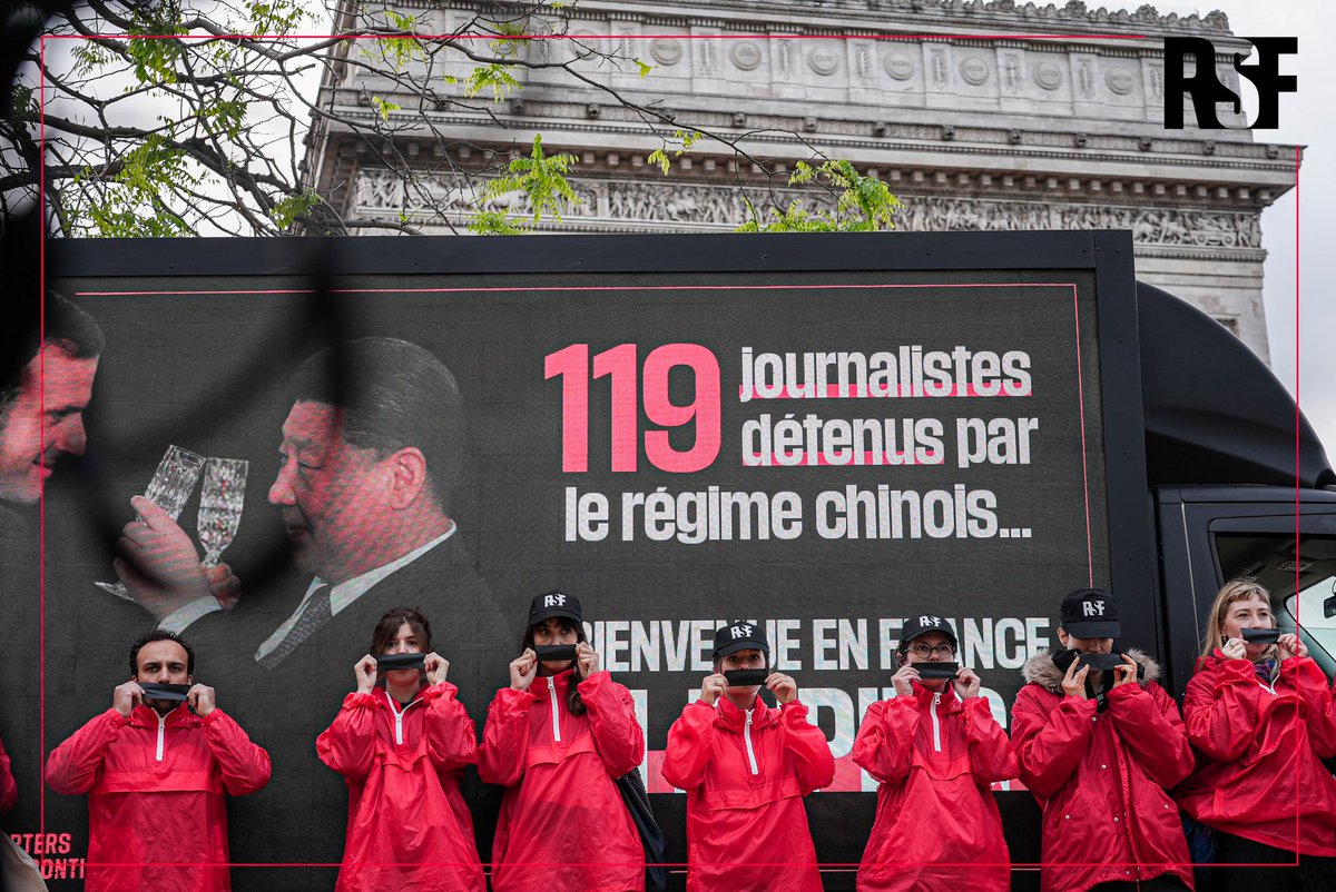 While @EmmanuelMacron is welcoming the leader of China🇨🇳 Xi Jinping today, more than 100 journalists are currently imprisoned by his regime. RSF protested in Paris, despite the police intervention: #pressfreedom cannot be ignored during this state visit.👇 rsf.org/en/france-rsf-…