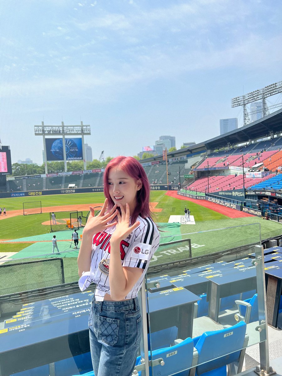 240506 Weverse Update 

Monday fairy appears🧚🏻‍♀️🧚🏻‍♀️
Swith, how was your day today??😆
 Because I just did my schedules mindlessly I'm uploading monday fairy now..😂

#J #STAYC #재이 #스테이씨