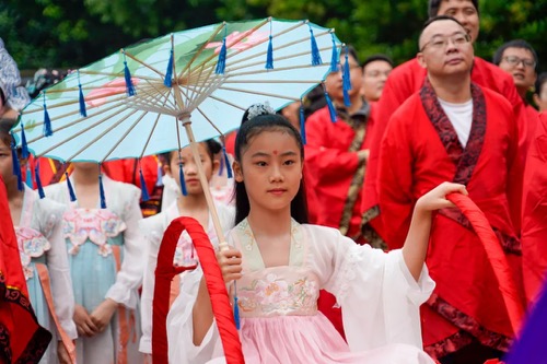 #Gongshu district celebrated the 13th Beginning of Summer Festival on May 5 at Banshan National Forest Park, marking the #solarterm Beginning of Summer. The event showcased folk customs and intangible cultural heritages, drawing crowds of visitors. #WhatsOnGongshu