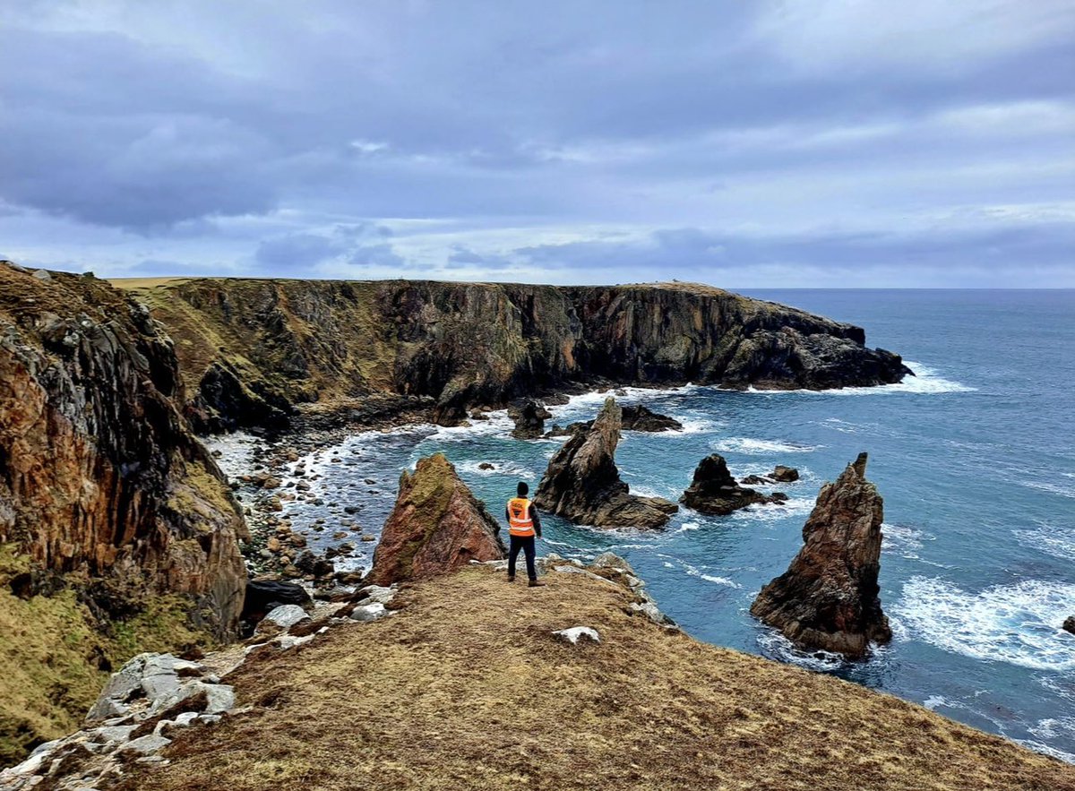 Another #truestory… Never shrink yourself to fit into places you've outgrown. Instead, unleash your potential and flourish into the person you were meant to be⚒️🪨 

#rock #photography #geologists #landscape #geolconsultants #mining #geology #science #geologystudent #geoscience