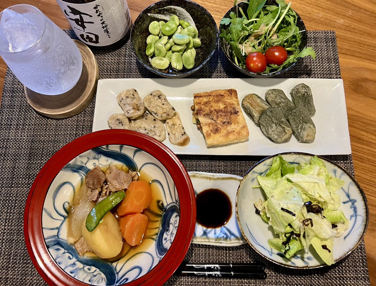 休日早め晩ごはん。 肉じゃが、塩昆布キャベツ、京都で買った生麩(胡麻&よもぎ)、油揚納豆、箱根で買った朝どれ空豆塩茹で、サラダ。を焼酎ハイボールで。 録画のドラマ他を観つつ。 (めちゃめちゃ溜まってる…) まったり旨し。 #オガタメシ