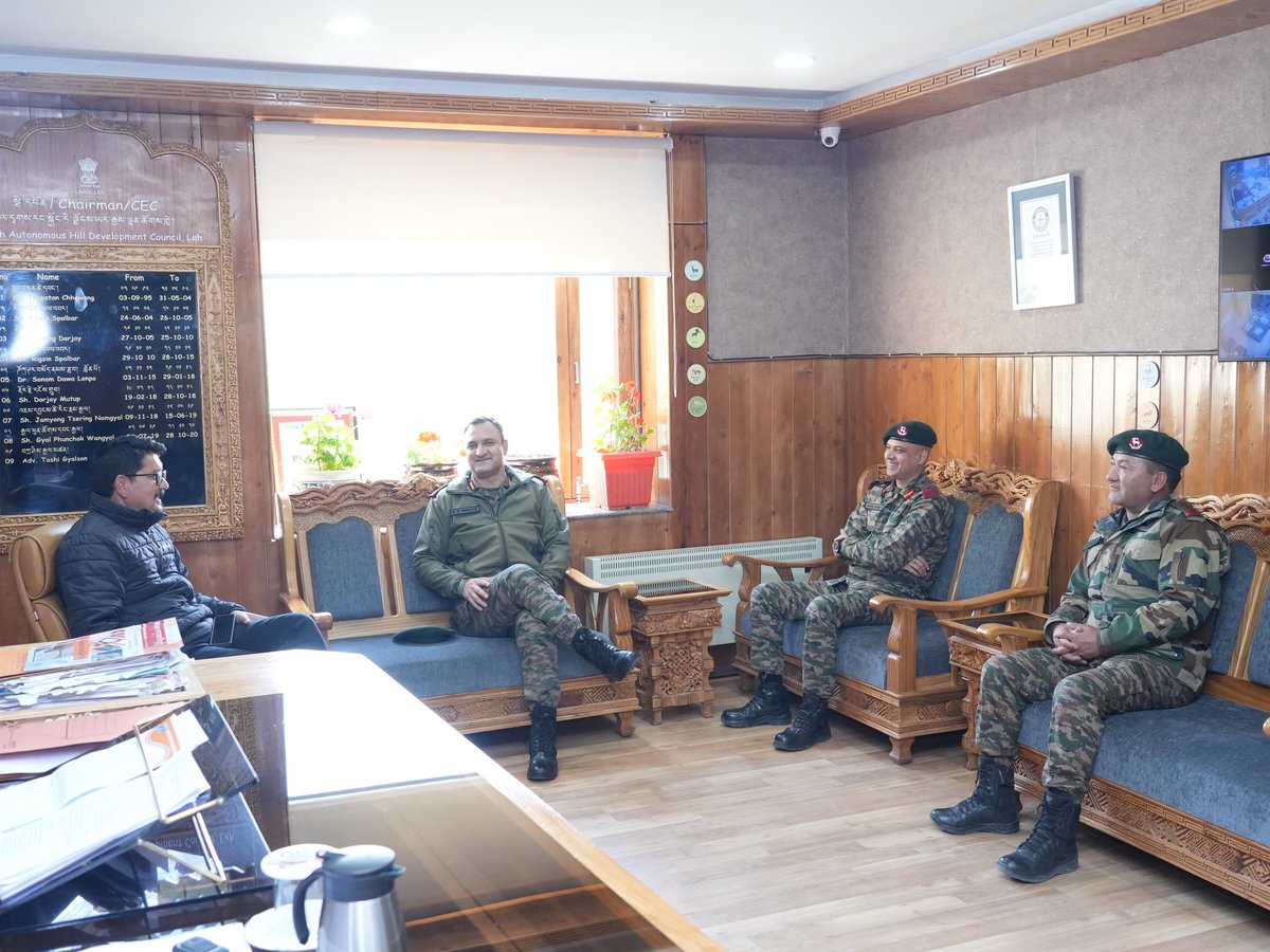 CEC @tashi_gyalson bids farewell to Commandant #LadakhScouts, Col. R.S Parihar and subsequently welcomed new Commandant Col. Kamal Pandey on assuming the new responsibility. @DIPR_Leh @LadakhWarriors @firefurycorps @DC_Leh_Official @ddnewsladakh @adgpi @NorthernComd_IA