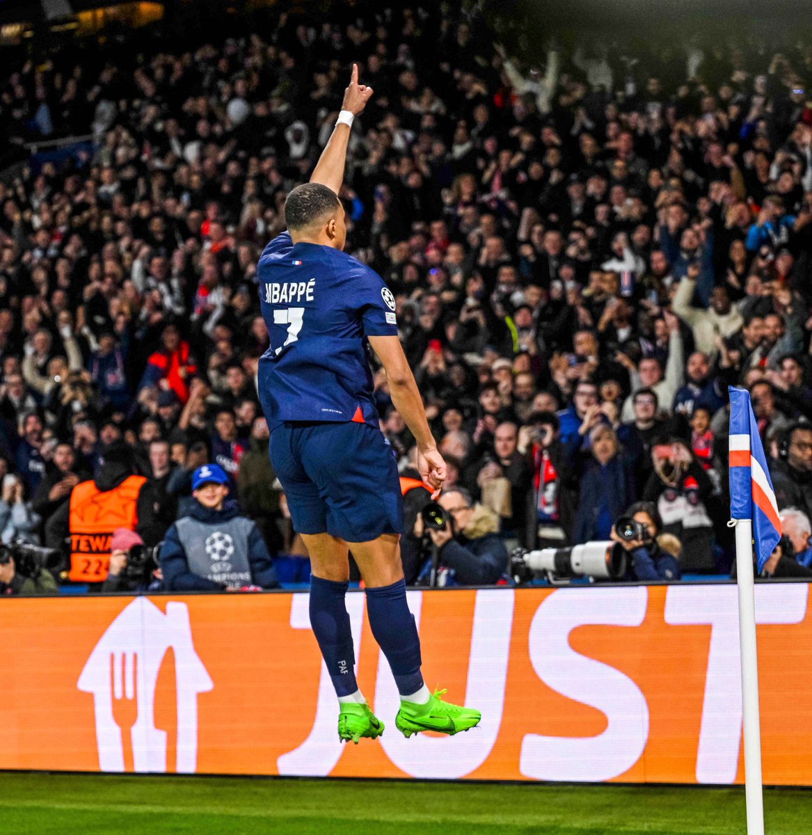 Demain c’est ton dernier match en #UCL à la maison. 🙏 On compte sur toi pour nous sortir une masterclass crack. ❤️💙 @KMbappe