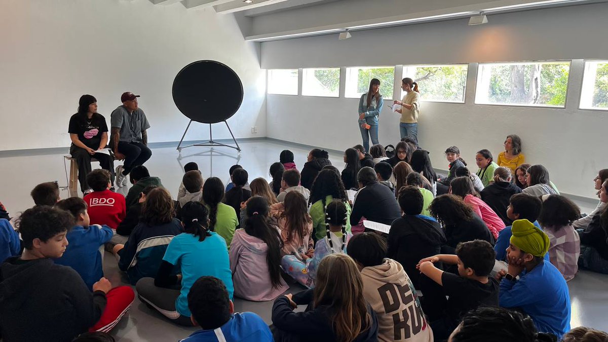 👨‍🎨 Avui ens visita l'artista Tuan Andrew Nguyen, en una trobada amb els alumnes d'@OctavioPazBCN, dins el projecte educatiu que està treballant l'escola conjuntament amb l'artista Tau Luna. 🎥 Coneix en detall el projecte: youtu.be/ylX_nyF-2pw #NguyenFJM #FundacióMiró