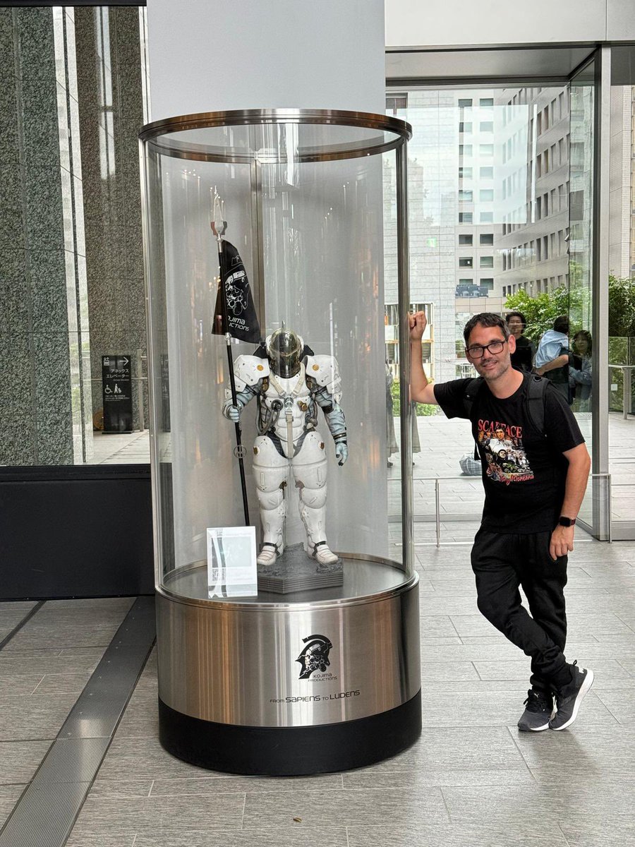 Me he venido a kojima productions a ver si veía a la leyenda viva de kojima pero hoy es fiesta en Japón 😭😭,aún así esta foto es legendaria 🥰🥰😂😂