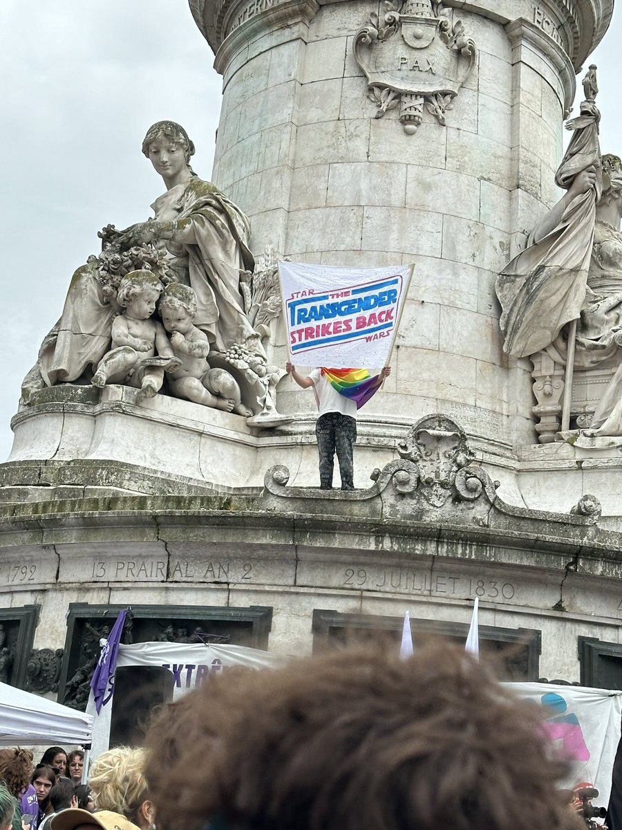 Belle mobilisation hier contre l’offensive transphobe des 50 nuances de droites ! Pour nos droits et contre l’homophobie et la transphobie nous ne céderons pas ! Nous ripostons ! Merci @inverti_e_s et @Pain_Et_Roses pour l’appel ! #RiposteTrans 🏳️‍⚧️🏳️‍🌈#TransRightsAreHumanRights