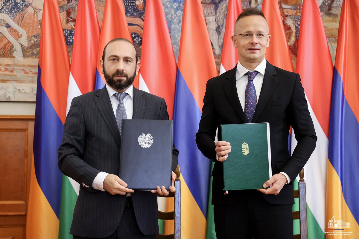After the meeting in #Budapest, @AraratMirzoyan & Péter Szijjártó signed: 🔹Agreement on economic cooperation between @armgov & Government of Hungary, 🔹Cooperation programme between MFA of #Armenia🇦🇲 & MFA of #Hungary🇭🇺 for the years 2024-2025.