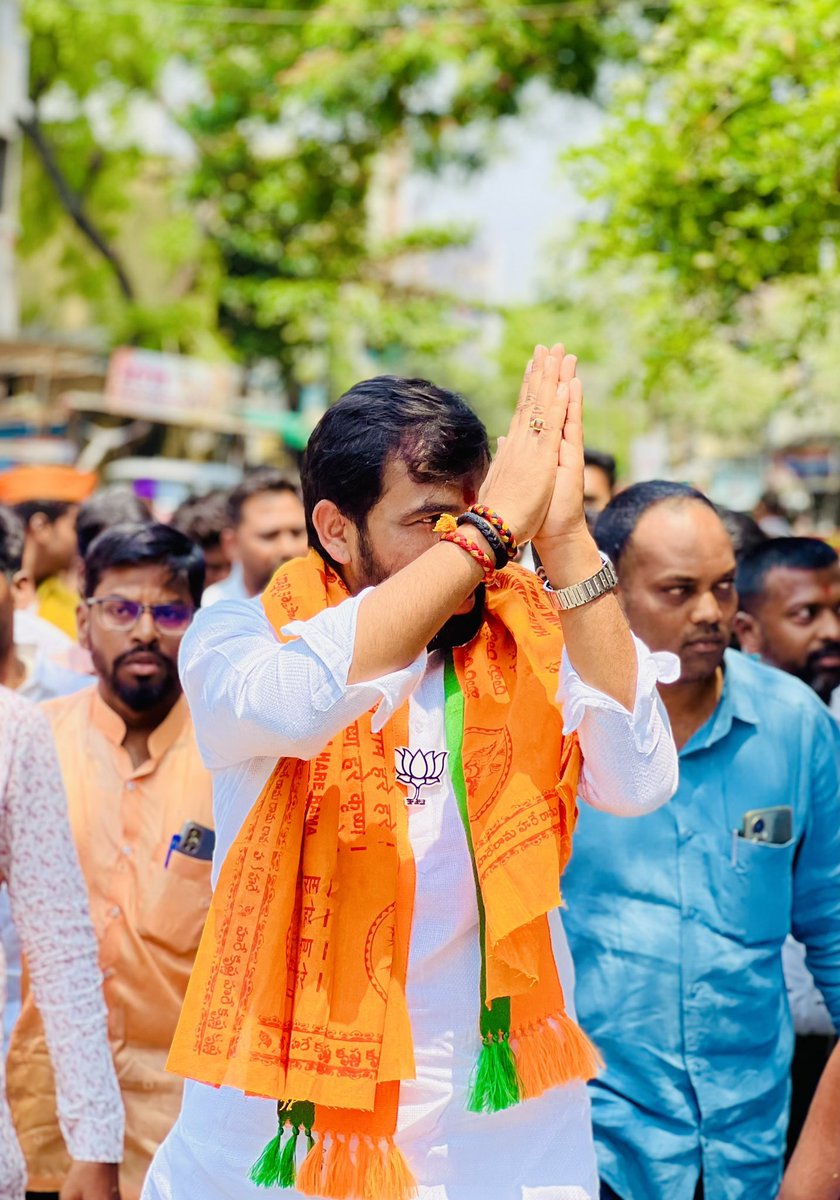 RangaRaje_H's tweet photo. उद्या होणाऱ्या सोलापूर लोकसभा निवडणुकीत @RamVSatpute भाऊ दोन लाखापेक्षा जास्त मताधिक्यानी विजयी होणार! 🚩
#RamBhau4Solapur #SolapurWithModi #BJP4Solapur #AbkiBaar400Paar #LokSabha #सोलापूर #solapur #solapurkar
#विजय_आपलाच @Ram9699_ https://t.co/UAfKpT3I2R