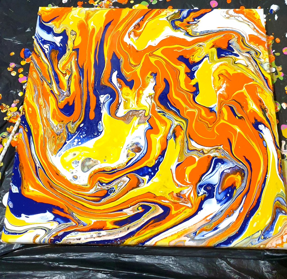 When you think lifes getting you down.. Relax..enjoy slapping Acrylic #paint on Canvas #mental Wellbeing @our_MoH @carolineshulman @artshomelessint @Jemima_G @bbcarts Drip Drip Drip ! 🤣