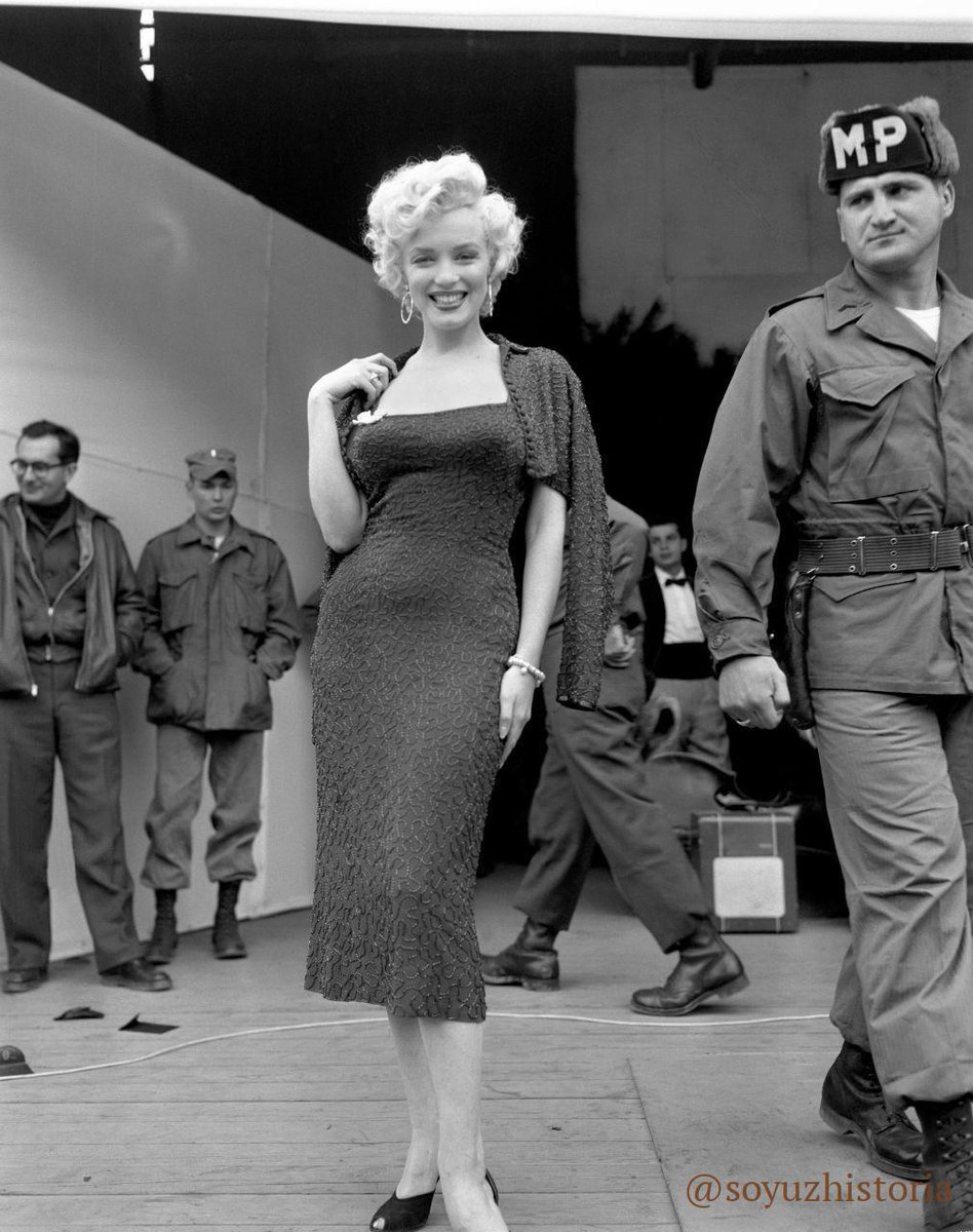 Marilyn Monroe visitando tropas en Corea, febrero de 1954.