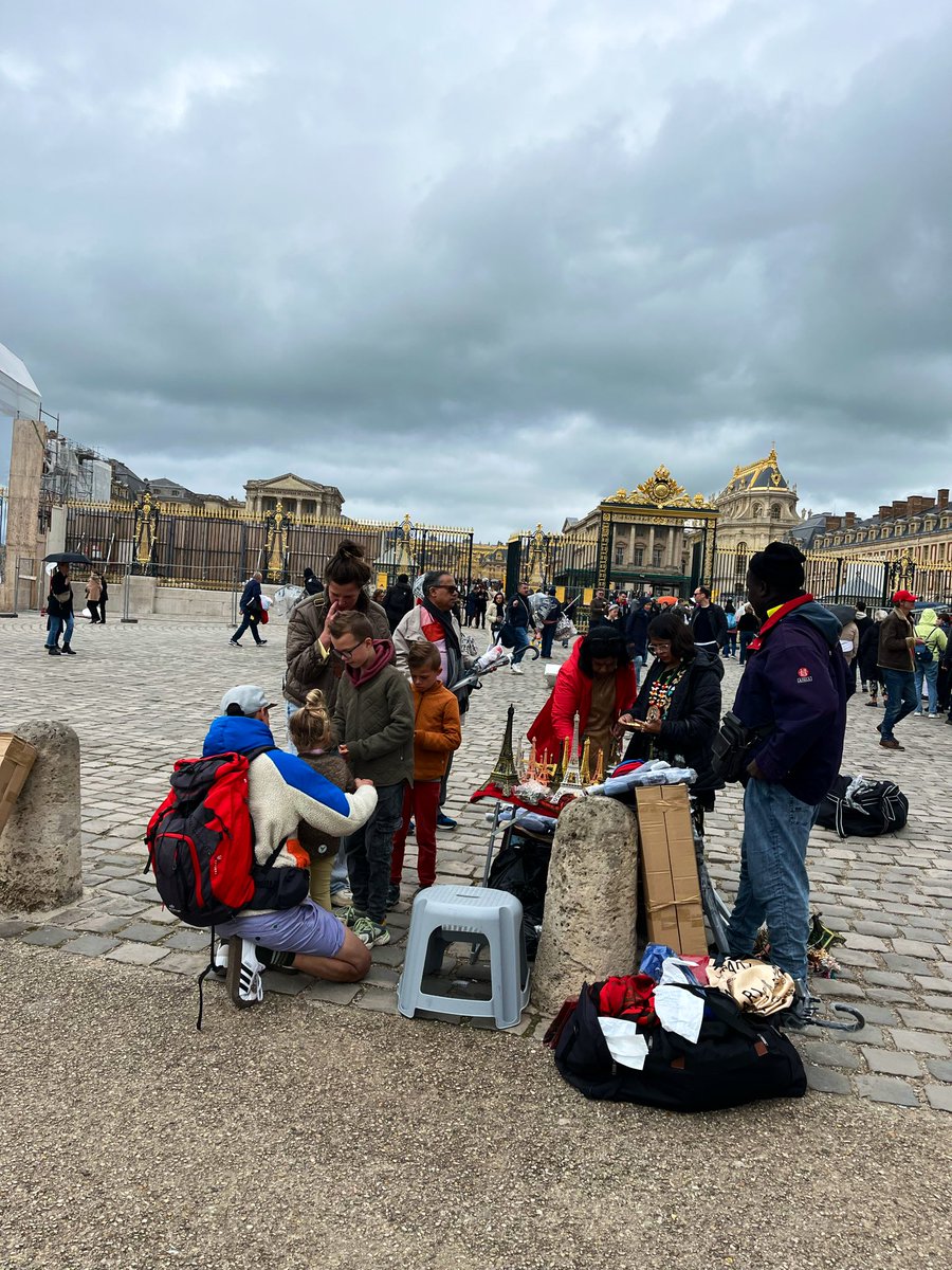 Pendant que partout en France les commerçants inscrits au Registre du Commerce et des Sociétés sont accablés de charges, contrôles etc., on laisse travailler sans aucune règle, impôts etc. des vendeurs à la sauvette, qui « prospèrent », devant même le Château de Versailles phare…