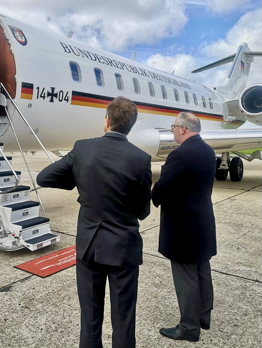 🇫🇷 🇩🇪 Accueil à l’aéroport du Bourget de la Présidente du Bundesrat Manuela Schwesig pour trois jours de déplacement officiel en France jusqu’aux cérémonies du 8 mai. Willkommen madame la Présidente ! @Senat @bundesrat